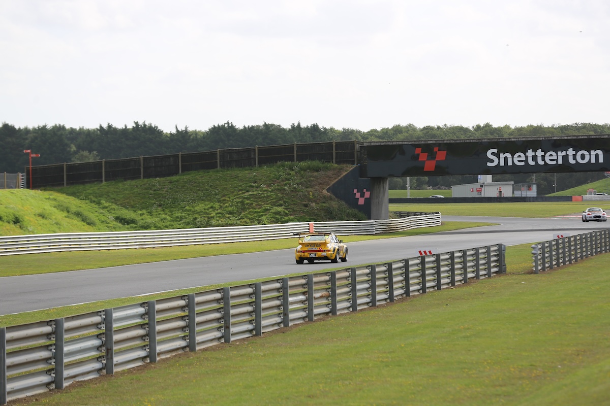 VANHAUEN RACING at Snetterton 2023 - Passing beneath the Snetterton bridge. © Sean Mulcahy Photographic 2023