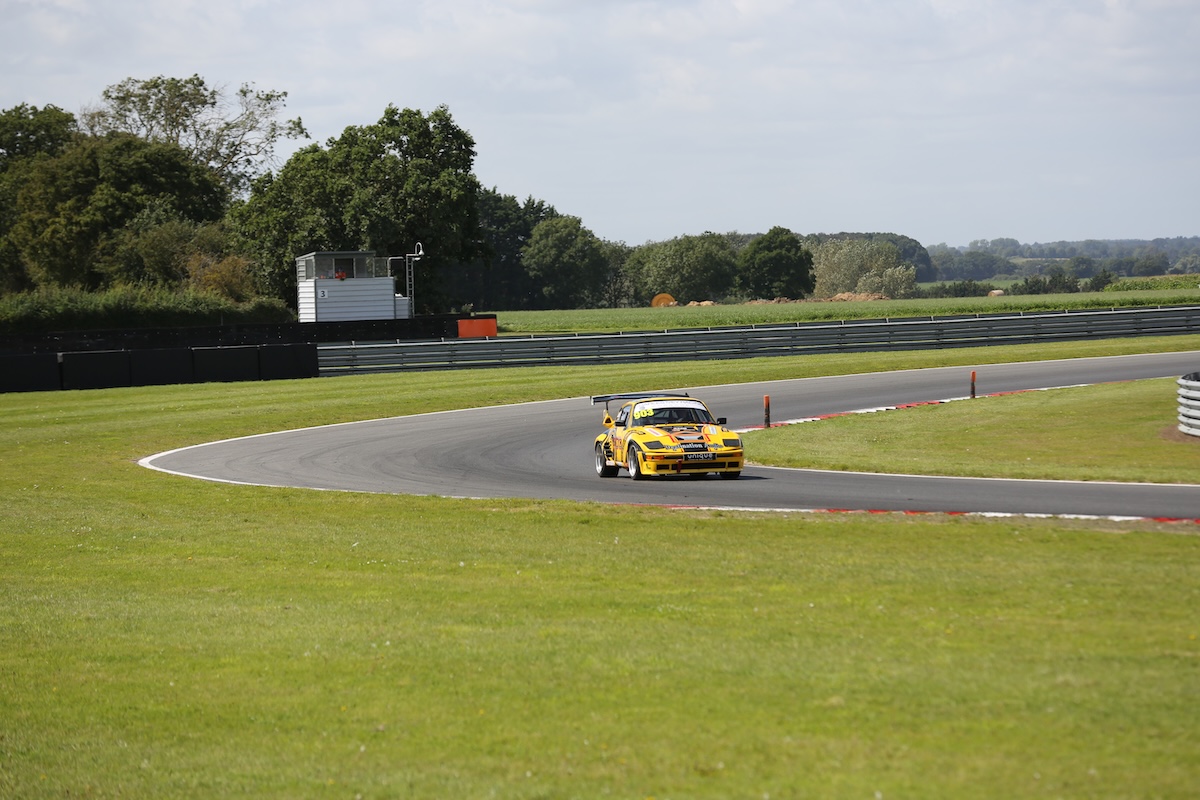 VANHAUEN RACING at Snetterton 2023 - Turning in at the far end of the 300 circuit. © Sean Mulcahy Photographic 2023